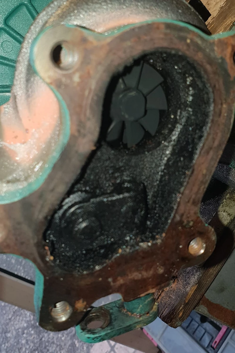 Turbina motore entrobordo Volvo Penta prima del trattamento