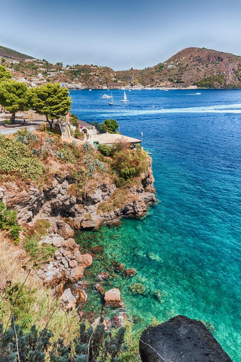 Lipari - Isole Eolie - Scopri la libertà di navigare: prenota la tua vacanza in barca a vela o catamarano e visita destinazioni uniche che ti lasceranno senza fiato.
